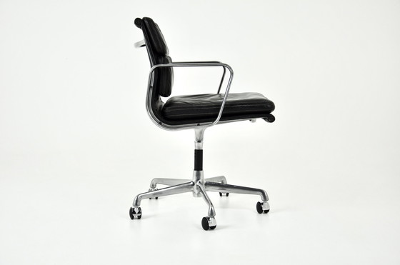 Image 1 of Chaise en cuir souple noir de Charles et Ray Eames pour Icf, 1970S