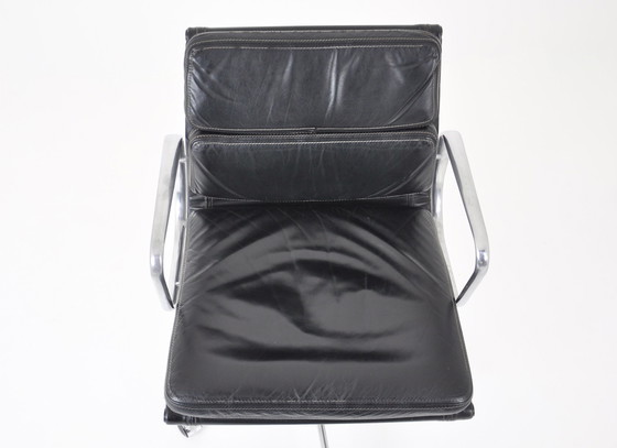 Image 1 of Chaise en cuir souple noir de Charles et Ray Eames pour Icf, 1970S