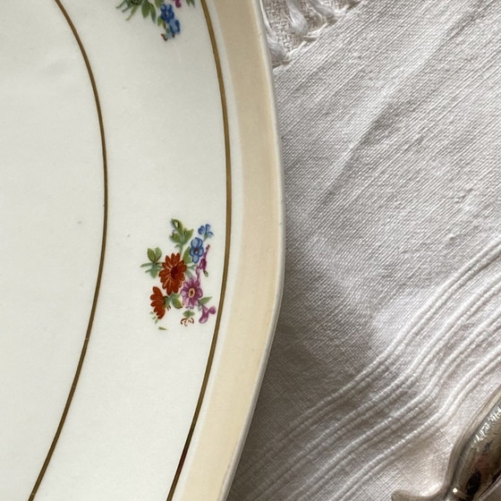 Image 1 of Plato ovalado para servir M y S Berry con pequeñas flores y dorados, porcelana antigua de Limoges, Francia
