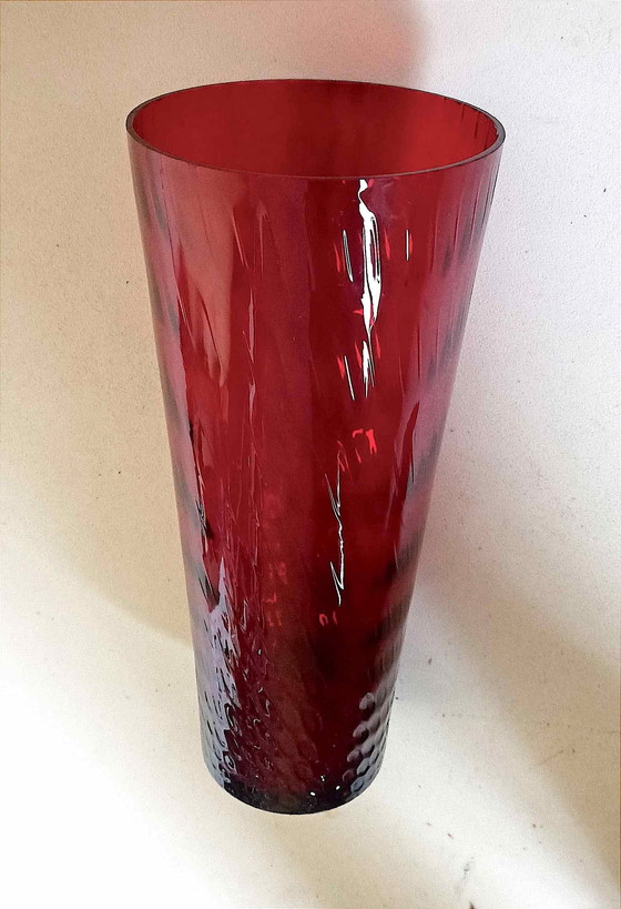 Image 1 of Vase Verrerie Polonaise Rouge Rubis Effet Nid D'Abeille Années 50 Height 35,3 Cm