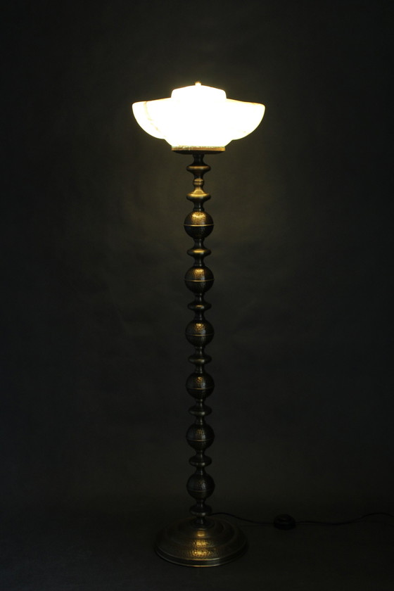 Image 1 of Lampada da terra in ottone restaurata degli anni '40 con paralume in vetro
