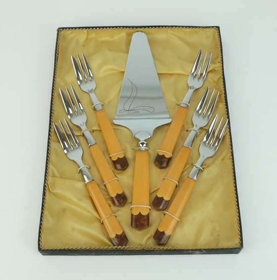 Image 1 of LECTEUR DE GÂTEAUX en bakélite art déco des années 1930 et 6 fourchettes à gâteaux