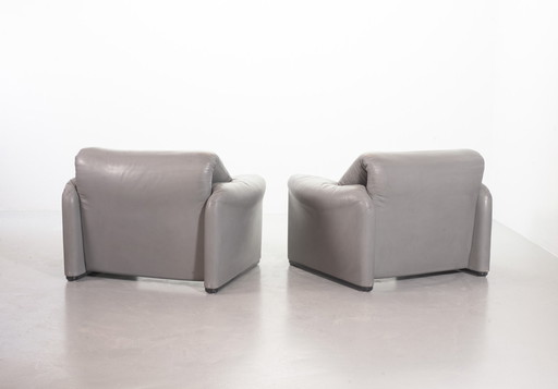 Cassina Lounge Chair 'Maralunga' by Vico Magistretti in Dolphin Grey Leather, Set of 2. Italy, 1970s. 