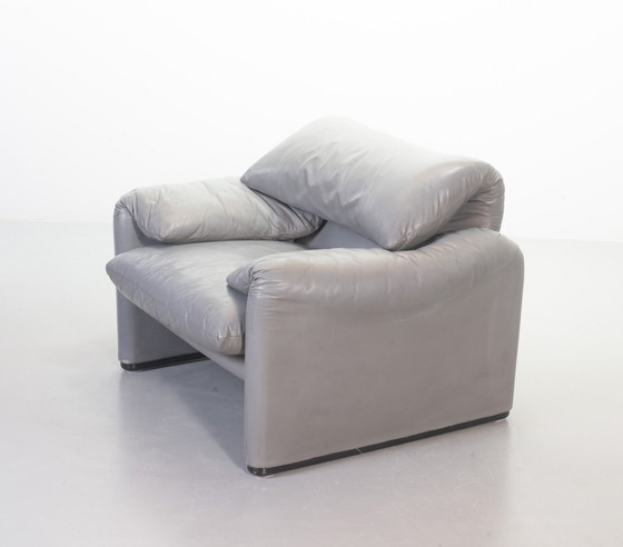 Image 1 of Cassina Lounge Chair 'Maralunga' by Vico Magistretti in Dolphin Grey Leather, Set of 2. Italy, 1970s.