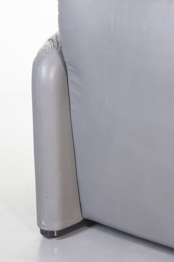 Image 1 of Cassina Lounge Chair 'Maralunga' by Vico Magistretti in Dolphin Grey Leather, Set of 2. Italy, 1970s.