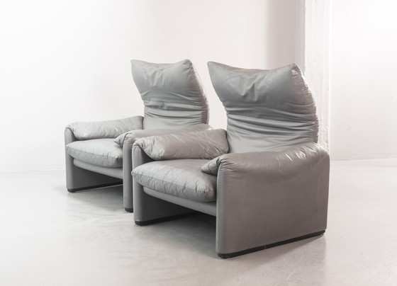 Image 1 of Cassina Lounge Chair 'Maralunga' by Vico Magistretti in Dolphin Grey Leather, Set of 2. Italy, 1970s.