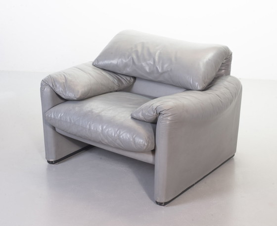 Image 1 of Cassina Lounge Chair 'Maralunga' by Vico Magistretti in Dolphin Grey Leather, Set of 2. Italy, 1970s.