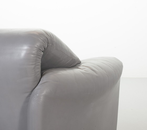 Image 1 of Cassina Lounge Chair 'Maralunga' by Vico Magistretti in Dolphin Grey Leather, Set of 2. Italy, 1970s.