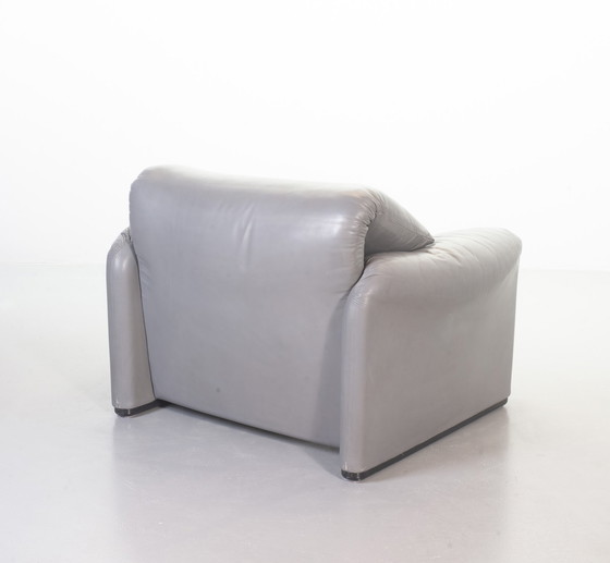 Image 1 of Cassina Lounge Chair 'Maralunga' by Vico Magistretti in Dolphin Grey Leather, Set of 2. Italy, 1970s.