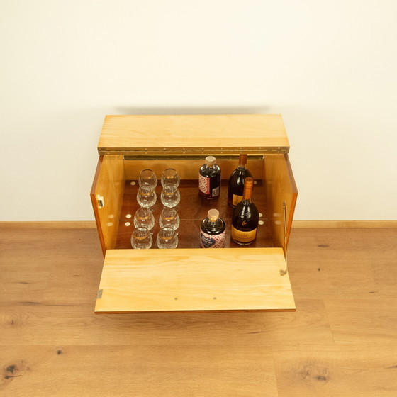 Image 1 of armoire de bar à roulettes avec miroir, noyer, années 1960