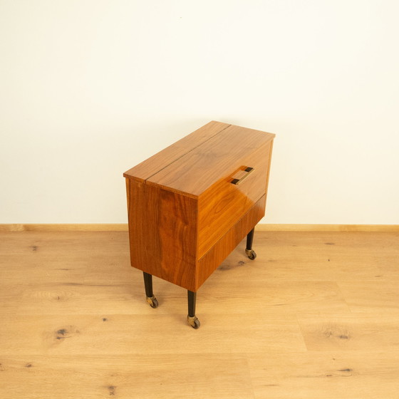 Image 1 of armoire de bar à roulettes avec miroir, noyer, années 1960