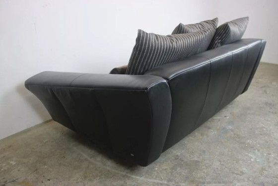 Image 1 of Divano Rolf Benz modello 333 in pelle nera con 5 nuovi cuscini in tessuto