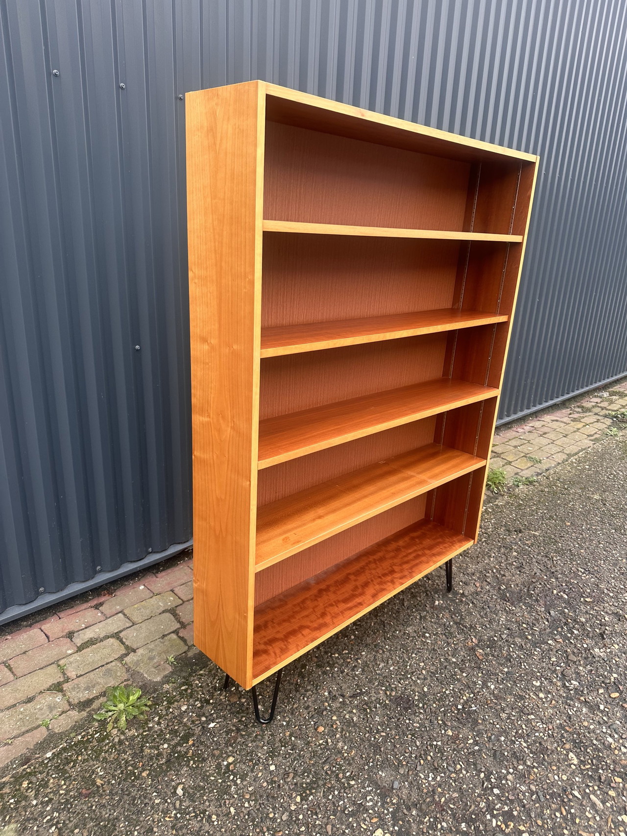 Bookcase cabinet hairpin