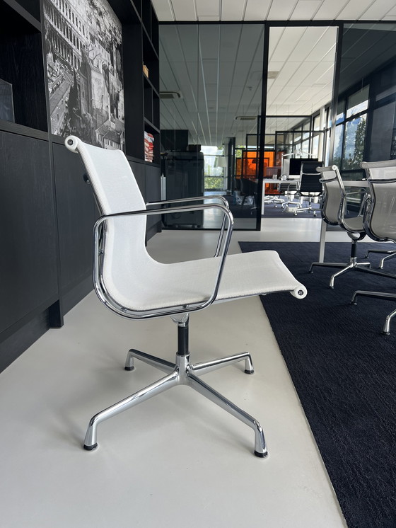 Image 1 of 8x Vitra Eames Netweave blanc