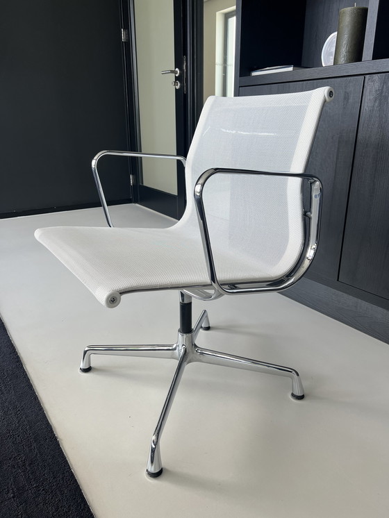 Image 1 of 8x Vitra Eames Netweave blanc