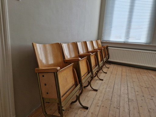 6x Vieux fauteuils de théâtre/cinéma