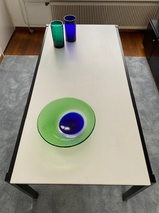 Leolux extendable dining table