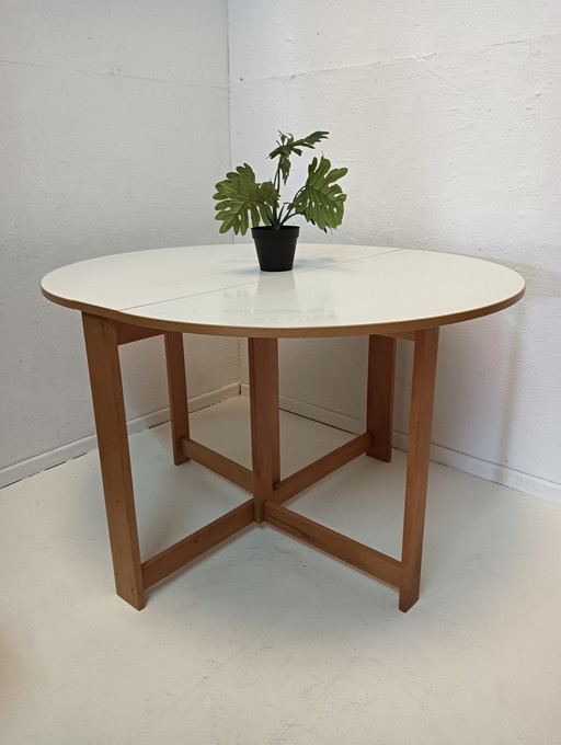 Table, foldable in two parts