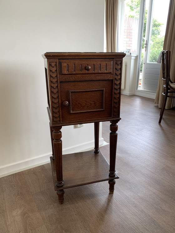 Image 1 of Table de chevet vintage en chêne français avec plateau en marbre