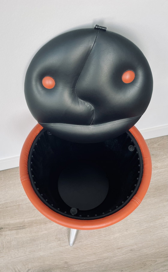 Image 1 of Table d'appoint/puffet Leolux TamTam Bongo en rouge brique/noir (design Hugo de Ruiter)