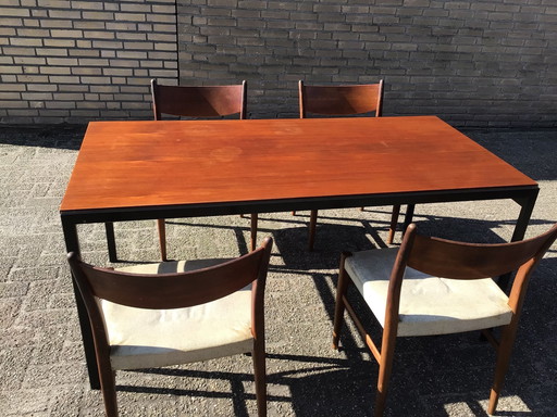 Pastoe dining table with 4 chairs