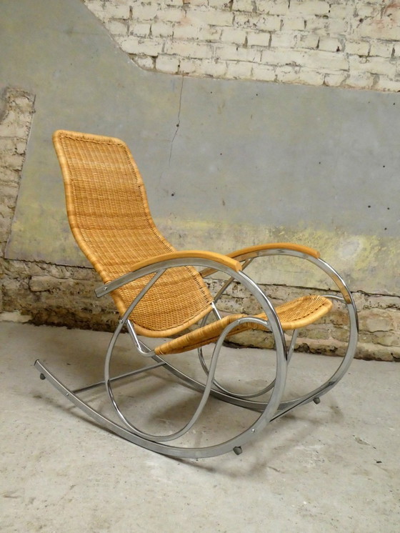 Image 1 of Sedia a dondolo cromata e rattan, 1970