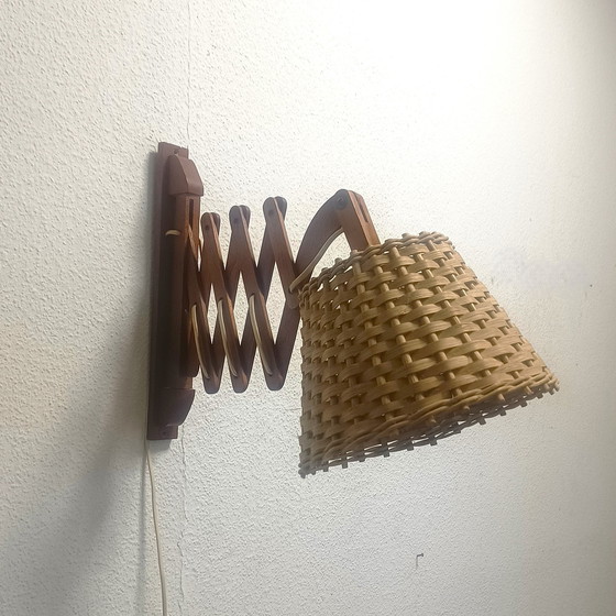 Image 1 of Lampada a forbice anni '50 in legno di teak con paralume in rattan