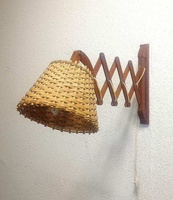 Image 1 of Lampada a forbice anni '50 in legno di teak con paralume in rattan
