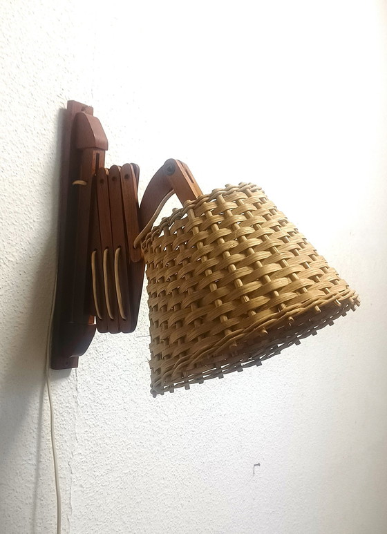 Image 1 of Lampada a forbice anni '50 in legno di teak con paralume in rattan