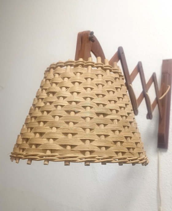 Image 1 of Lampada a forbice anni '50 in legno di teak con paralume in rattan