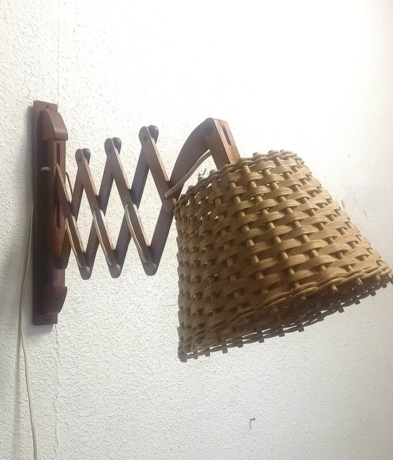 Image 1 of Lampada a forbice anni '50 in legno di teak con paralume in rattan