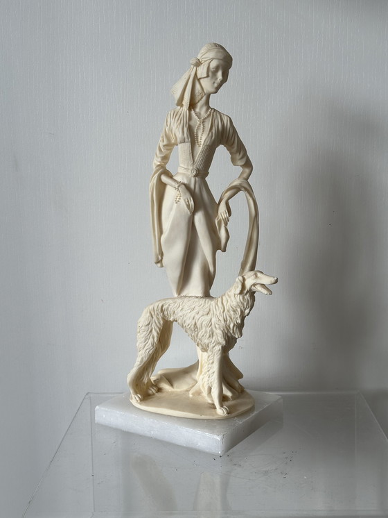 Image 1 of Sculpture italienne vintage dame avec chien art