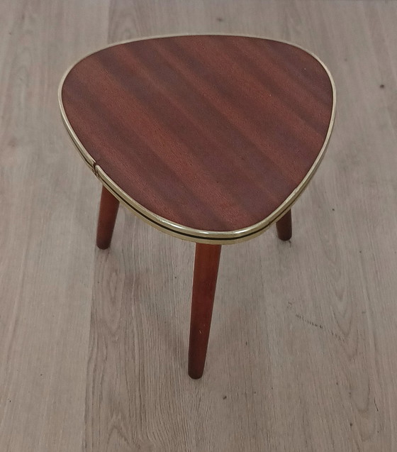 Image 1 of Petite table à plantes avec motif en bois