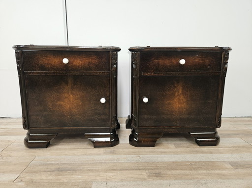 Art Decò Bedside Tables In Walnut With White Knobs