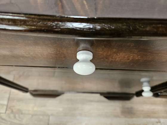 Image 1 of Art Decò Bedside Tables In Walnut With White Knobs