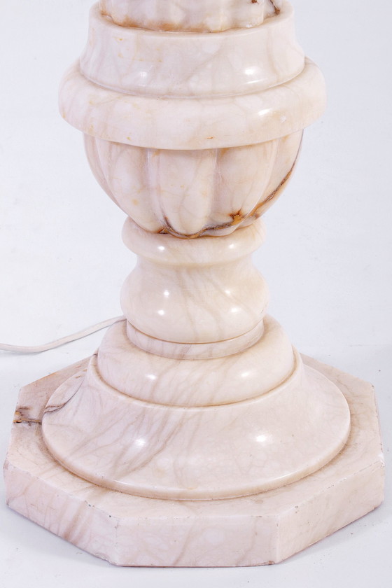 Image 1 of Piedistallo o perdestal italiano di colore bianco screziato