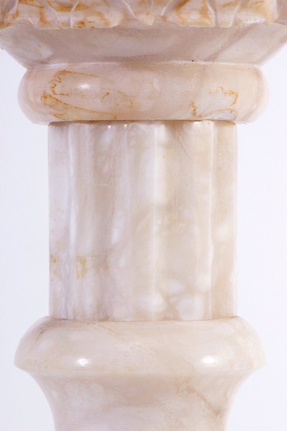 Image 1 of Piedistallo o perdestal italiano di colore bianco screziato