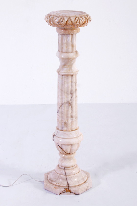 Image 1 of Piedistallo o perdestal italiano di colore bianco screziato