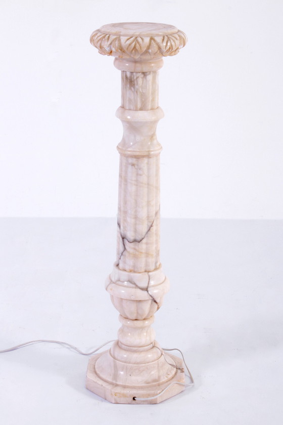 Image 1 of Piedistallo o perdestal italiano di colore bianco screziato