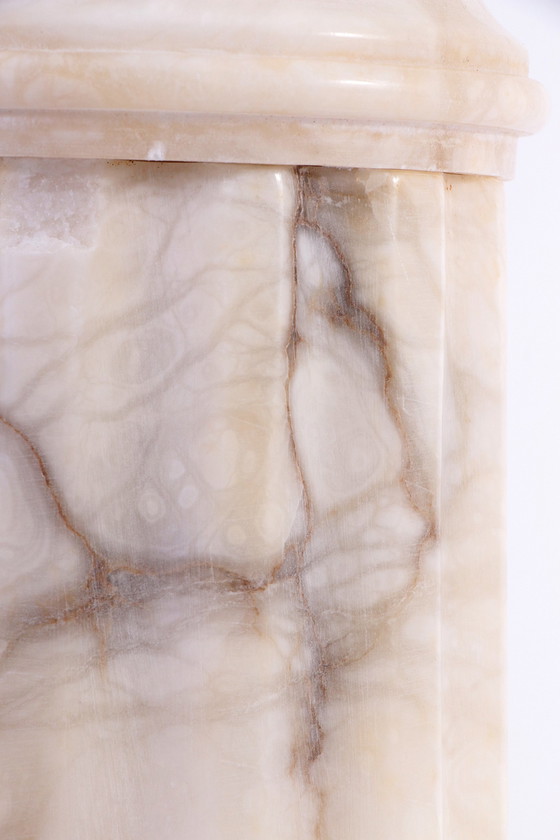 Image 1 of Piedistallo o perdestal italiano di colore bianco screziato