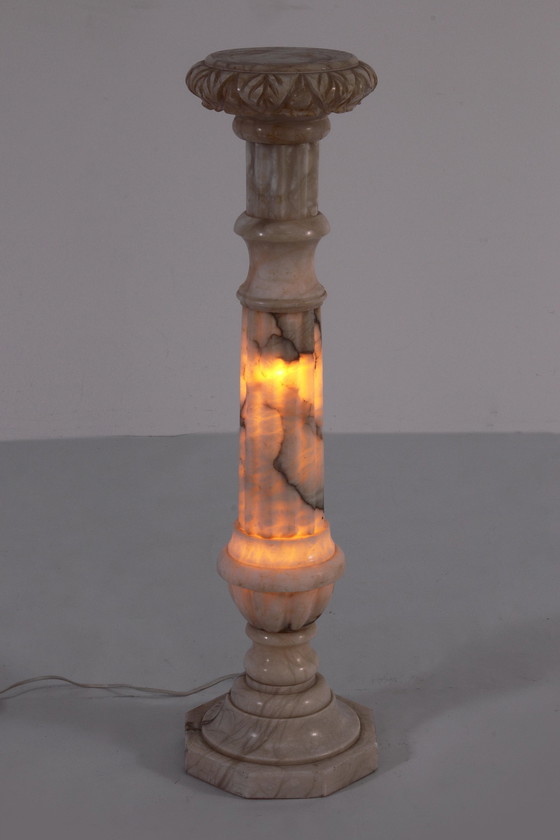 Image 1 of Piedistallo o perdestal italiano di colore bianco screziato