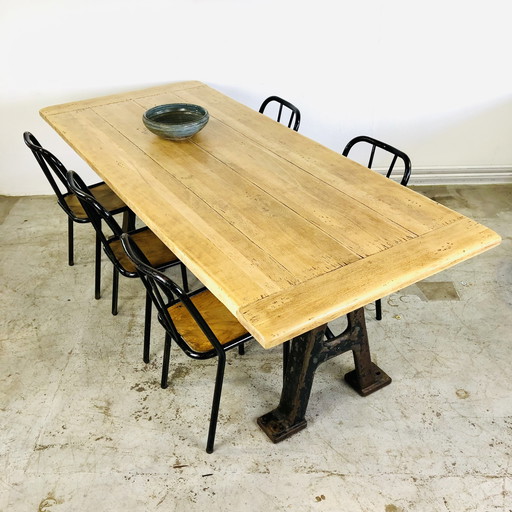 Industrial dining table with machine base Oxidaad