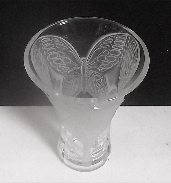 Image 1 of Vase Cristal D'Arques Avec Papillon Relief En Verre Dépoli Height 20 Cm