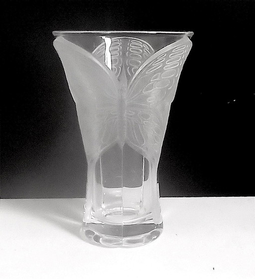 Vase Cristal D'Arques Avec Papillon Relief En Verre Dépoli Height 20 Cm