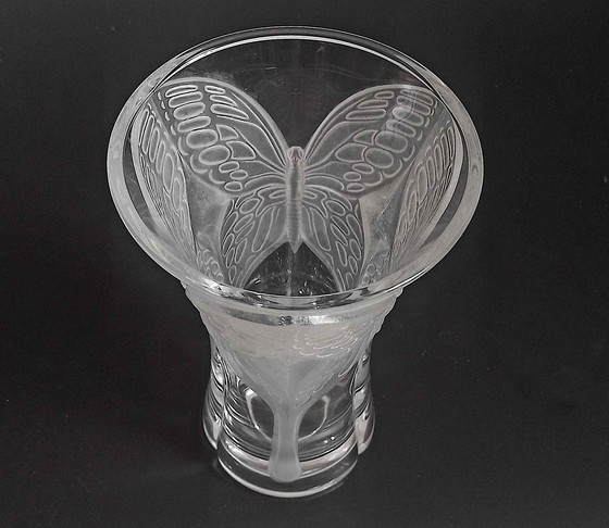 Image 1 of Vase Cristal D'Arques Avec Papillon Relief En Verre Dépoli Height 20 Cm