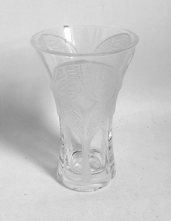 Image 1 of Vase Cristal D'Arques Avec Papillon Relief En Verre Dépoli Height 20 Cm