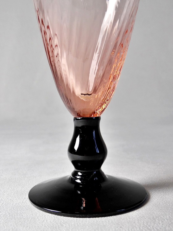 Image 1 of Petit vase en verre rosalin et opaline noire Empoli Stelvia années 50 Italie 