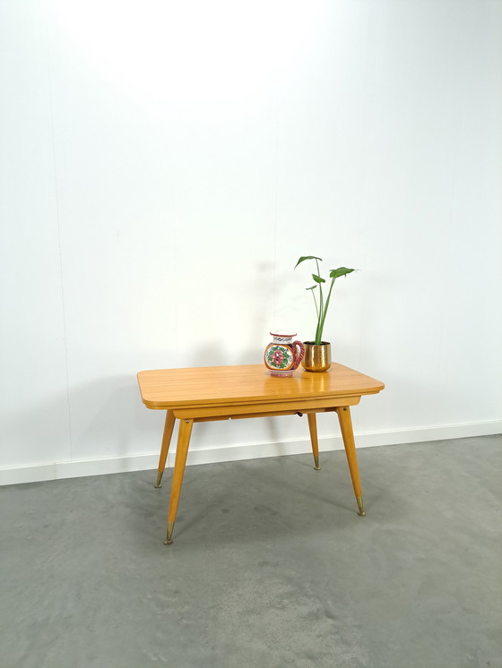 Image 1 of Tavolo con impiallacciatura, regolabile in altezza e allungabile con gambe in ottone, tavolo da pranzo vintage