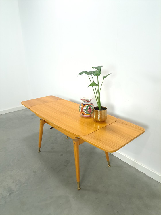 Image 1 of Tavolo con impiallacciatura, regolabile in altezza e allungabile con gambe in ottone, tavolo da pranzo vintage