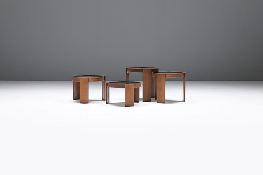 Superbes tables gigognes 780 en noyer par Gianfranco Frattini pour Cassina